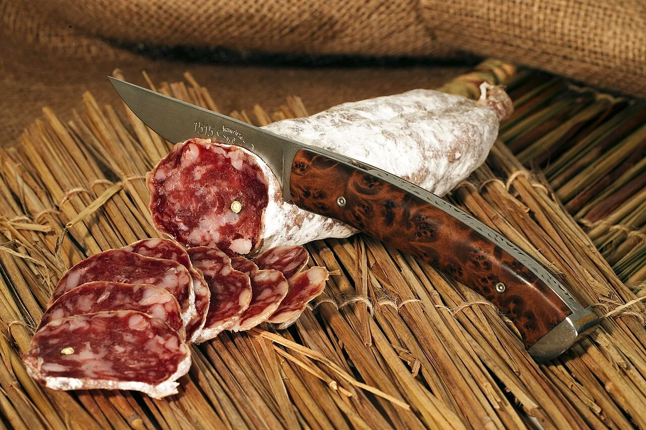 Saucisson sec tranché au couteau (photo d'illustration)