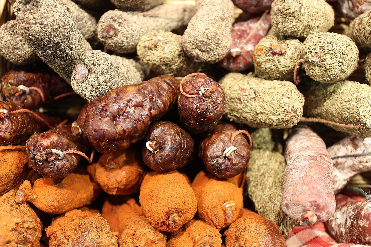 Étal de saucissons secs variés (photo d'illustration)