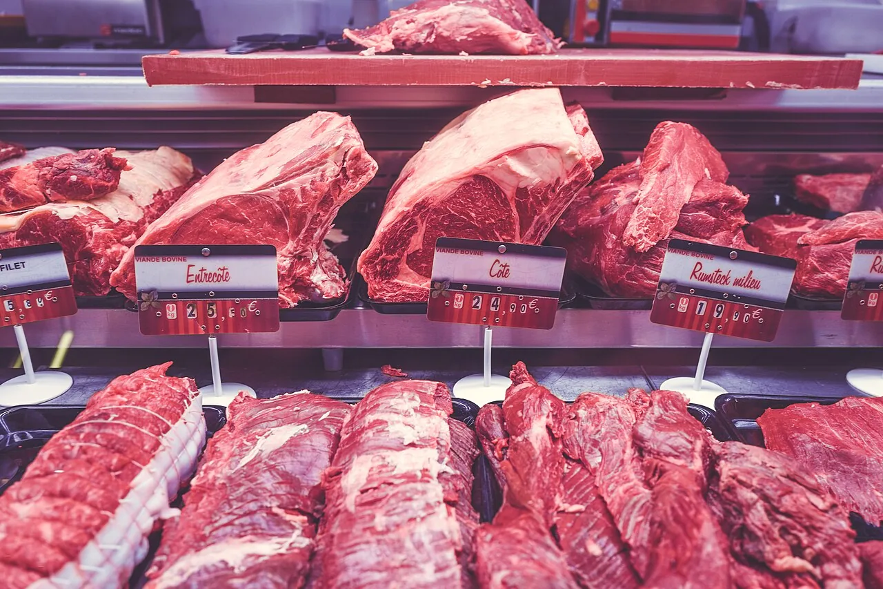 Vitrine de boucherie garnie de pièces de bœuf (photo d'illustration)
